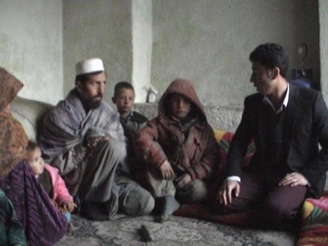 S. Jawed besucht die Familie von Hasan, um die Einwilligung für den Schulbesuch zu bekommen.