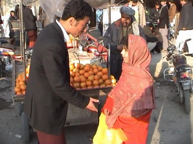 Das Mädchen Nazia verkauft Plastiktütenin Kabul