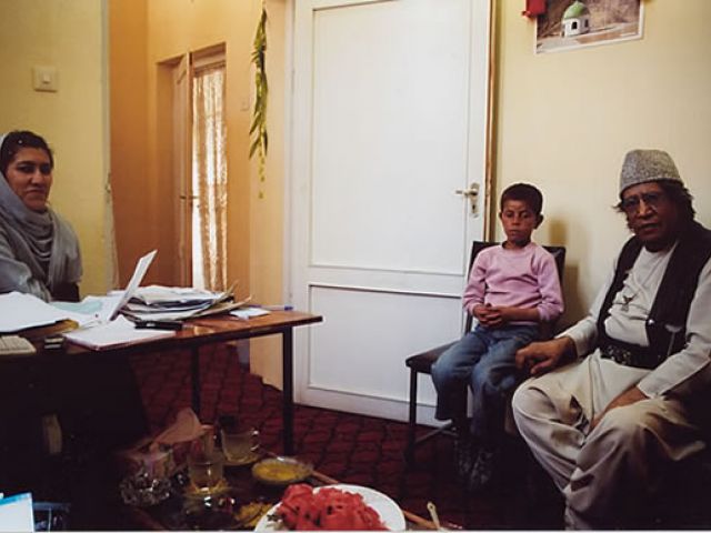 Siarahman mit der Leiterin des Frauenhauses, Frau Nadera, und KUFA-Gründer Rahman Nadjafi