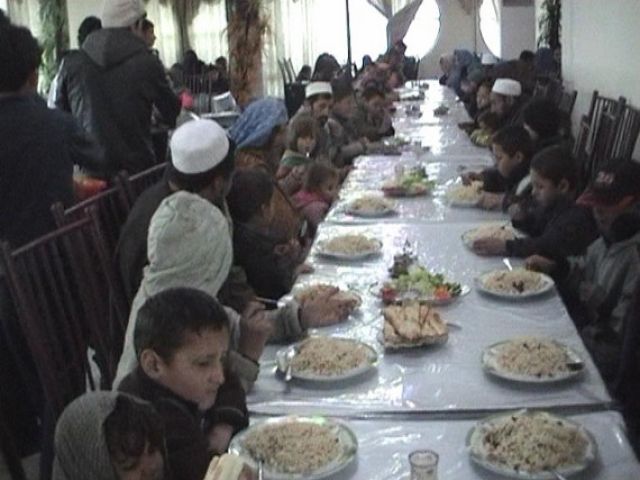 Essen mit allen Familien, die an dem Projekt beteiligt sind