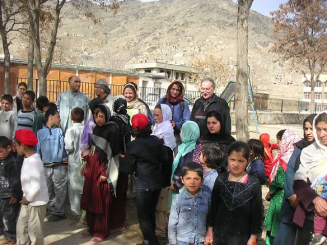 Herr von Renesse von der "Afghanistanhilfe Paderborn" mit seiner Tochter vor dem Waisenhaus