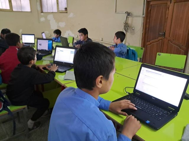 Computerunterricht, Essen, Schulfeier und Gedichtevortragen in der Bibliothek